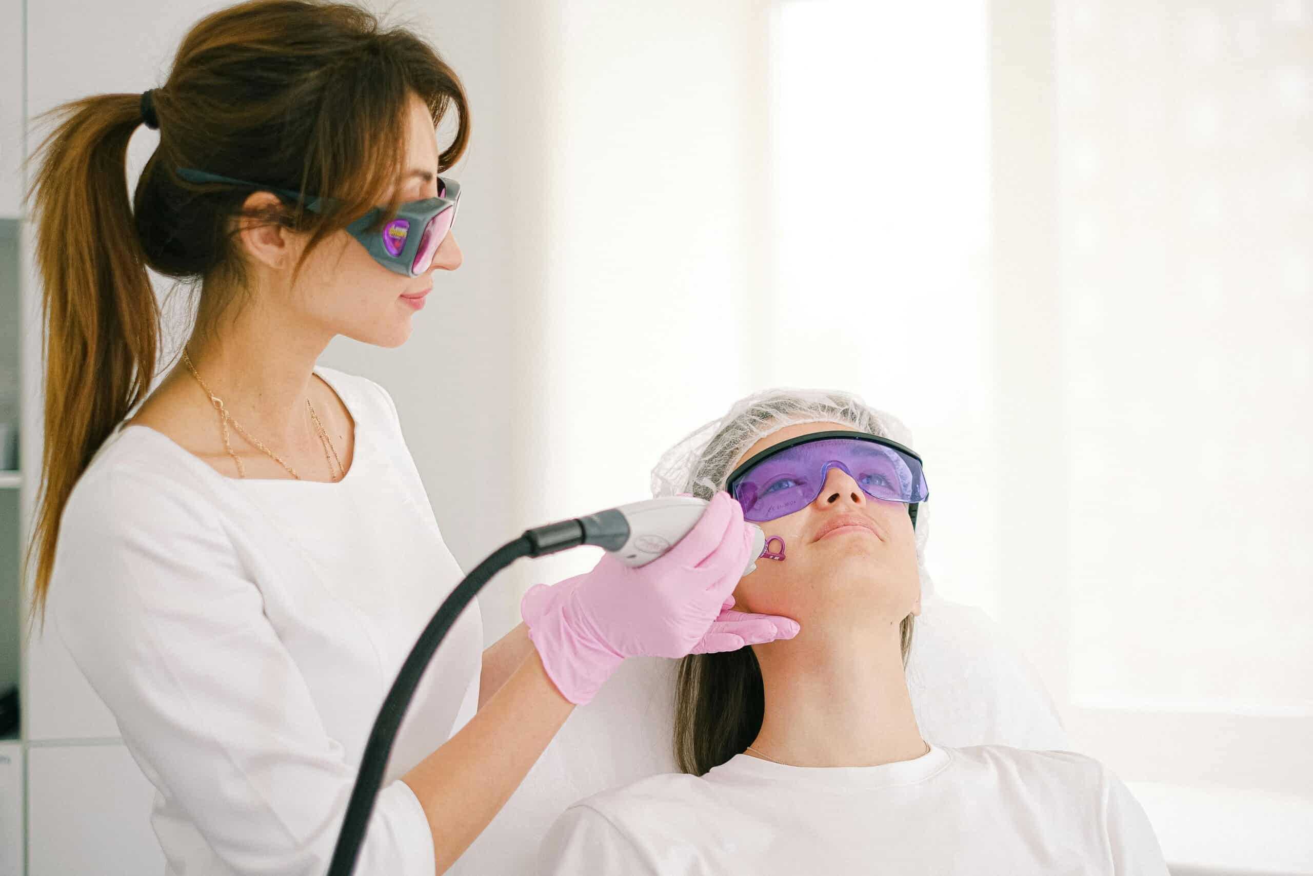 Épilation laser et bien-être mental : réduire la pilosité excessive